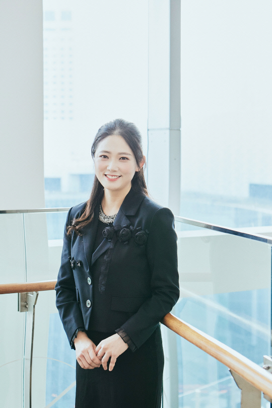 이미란 롯데문화재단 사업지원파트 홍보담당 책임이 롯데콘서트홀 로비에서 환하게 미소를 짓고 있다. 롯데문화재단 제공